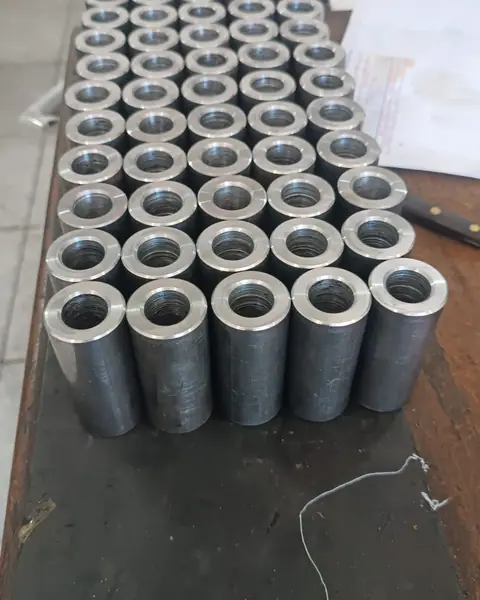 Dezenas de buchas de metal enfileiradas na bancada