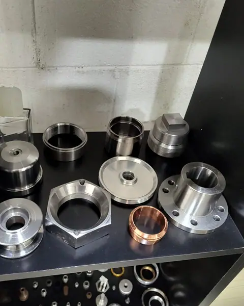 Flanges, buchas e conexões usinadas numa prateleira