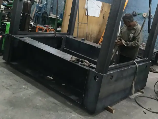 Estrutura de metal pintada de preto, na fábrica